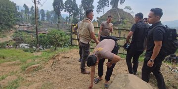 Personel Polres Cianjur Spontan Punguti Sampah di Kawasan Curug Citambur, Kapolres: Bentuk Peduli Lingkungan