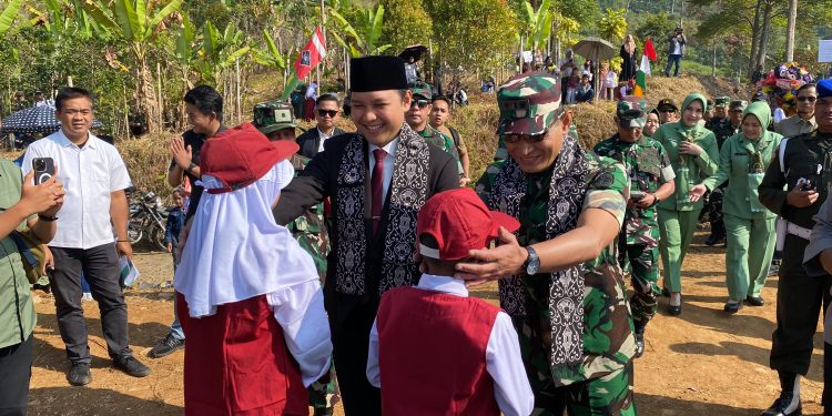 Desa Mekarmukti jadi Lokasi Program TMMD ke-129, TNI Bangun Jalan Beton