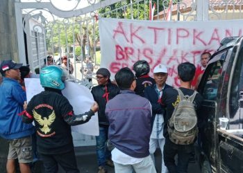 Massa DPK SPRI Gelar Unjuk Rasa Tolak Kebijakan Pencabutan UHC Prioritas