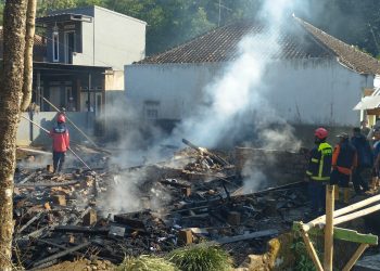 Diduga akibat Korslet, Rumah Semipermanen Ludes Terbakar