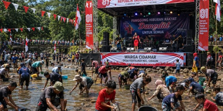 Meriahkan HUT ke-81 RI, Warga Cidamar Ngubek Lauk dan Gelar Panggung Hiburan