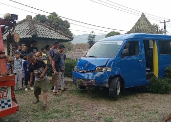 Diduga Alami Rem Blong, Angkot Cipanasan ‘Nyelonong’ ke Halaman Parkir Rumah Makan