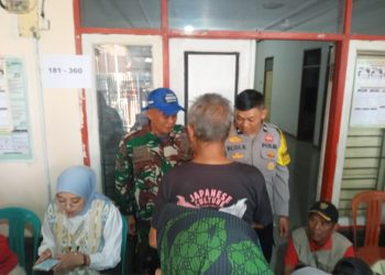 Bhabinkamtibmas, Babinsa, dan Retana Kawal Penyaluran Bantuan Pangan di Desa Mekargalih