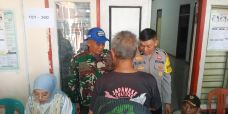 Bhabinkamtibmas, Babinsa, dan Retana Kawal Penyaluran Bantuan Pangan di Desa Mekargalih