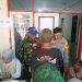 Bhabinkamtibmas, Babinsa, dan Retana Kawal Penyaluran Bantuan Pangan di Desa Mekargalih