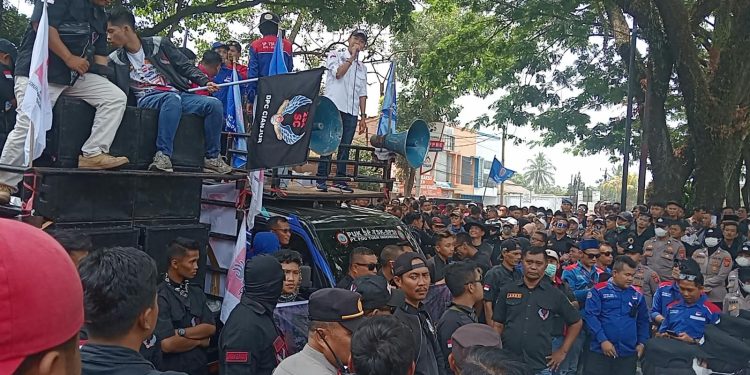 Perjuangkan Soal UHC, Elemen Masyarakat Unjuk Rasa ke DPRD