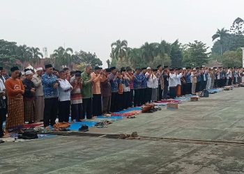 Minta Turun Hujan, Ribuan Warga Cianjur Salat Istisqa di Alun-alun