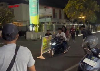 Diduga Panik tak Pakai Helm saat Razia KRYD, Pengendara Sepeda Motor Sport Kabur hingga Tabrak Plang