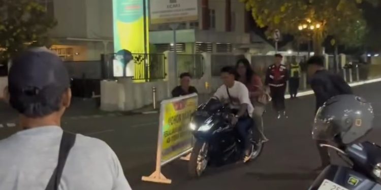 Diduga Panik tak Pakai Helm saat Razia KRYD, Pengendara Sepeda Motor Sport Kabur hingga Tabrak Plang