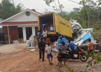 Brak! Truk Bermuatan Minuman Teh Tabrak Pintu Gerbang SPPG di Pagelaran, Tiga Orang Dikabarkan Terluka