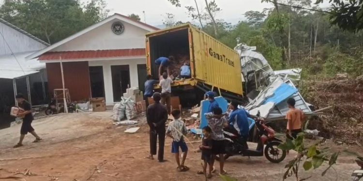 Brak! Truk Bermuatan Minuman Teh Tabrak Pintu Gerbang SPPG di Pagelaran, Tiga Orang Dikabarkan Terluka
